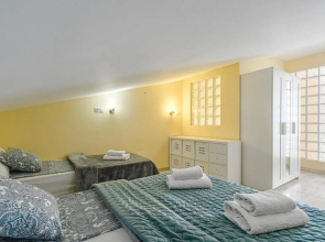 RED Large family apartment, three floors, 10 guests