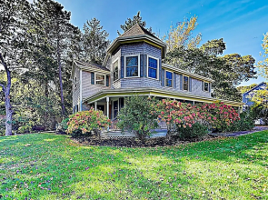 New Listing! Spacious Victorian - Walk To Beach 3 Bedroom Home