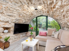 Stylishly Decorated Apartment With Private Terrace