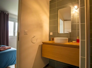 Emilie une nuit - 3 chambres au 2e étage - maison avec chats