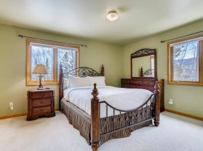 Perfect For Your Family Vacay With Yard, Hot Tub & Pet Friendly! 5 Bedroom Home by RedAwning