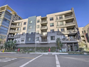 Modern Irvine Condo w/ Pool - 7 Mi to Beach!