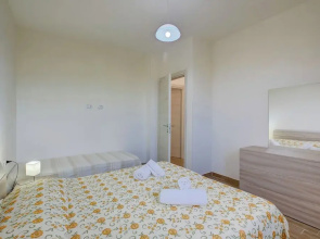 Le Bianche Apt 2 with Garden near The Sea