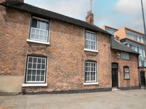 Modern Spacious 4 Bed House with WiFi