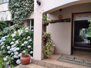 Ipe Tombe Guest Lodge