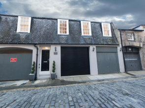 Queensferry Street Lane - Fantastic 2 BR City Centre Mews House with free secure parking!