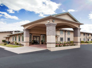 Super 8 by Wyndham Beaumont I-10 South/College St