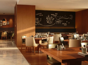 Отель Renaissance Beijing Wangfujing Hotel