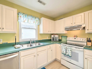 Coastal Home w/ Community Pool < 2 Miles to Beach!