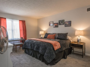 Charming 2BR Townhouse w Patio Walk to Main St