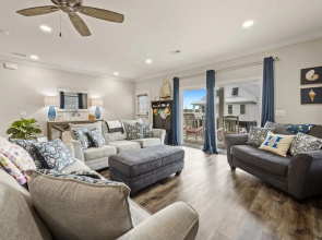 Second-Row Home Just Across The Street From The Beach Access, Community Pool 5 Bedroom Home By Peace Vacations