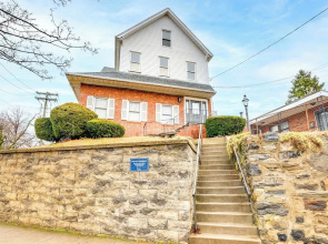 Centrally Located & Pet Friendly: Yonkers Studio!