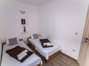 Spacious Apartment, Private Terrace in the Countryside, Wi-fi and Parking