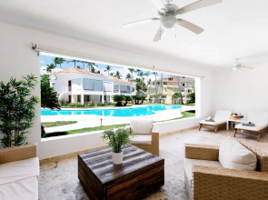 Los Corales Villas & Apartments