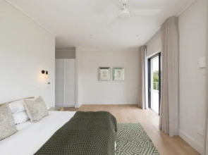 Sunset Villa - brand new home 200m from the beach
