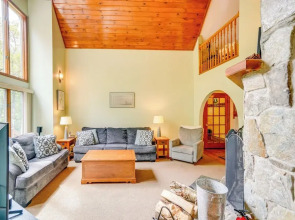 Game Room, Hot Tub! Year-round Dover Retreat