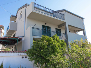 Delightful, three-bedrooms, terrace & outdoor dining area, close to the beach