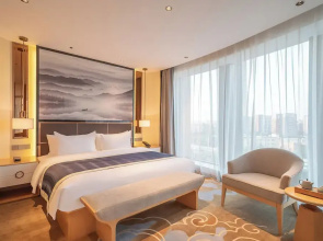 Serene Yuhua Hotel