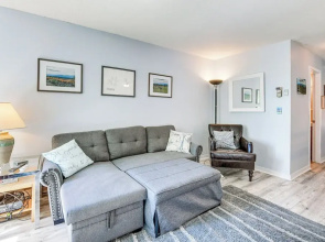 < 1/2 Mi to Sugarbush Resort: Condo w/ Deck!