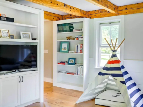 Pet-friendly House w/ Deck - 10 Mi to Stowe Mtn!