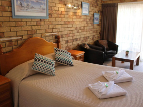 Beachmere Palms Motel