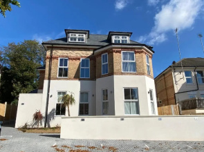 Bright, Vibrant New 1 Bedroom Town Centre Parking