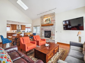 Silver Shekel Retreat 5 Bedroom Home by RedAwning