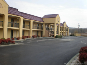 Red Roof Inn & Suites Clinton, TN