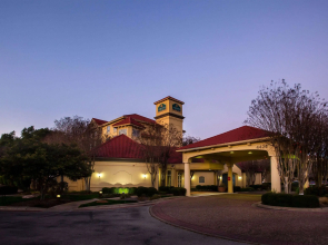La Quinta Inn & Suites by Wyndham Austin Southwest