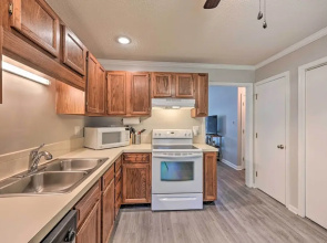 Lovely High Point Abode ~ 2 Mi to University!