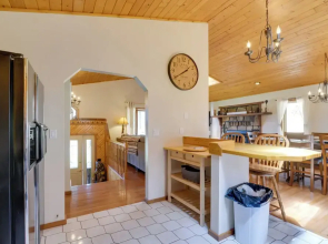 Lovely Terra Alta Cabin < 1 Mi to Alpine Lake