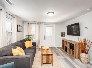 220 W Ashley - Corner Cottage - Central Location