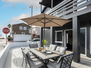 Sandy by Avantstay Oceanview Steps to Beach Patio w Fire Pit Dining Area