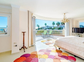 CS Luxury 4 bedroom villa close to beach RoomService