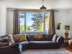 The Hideaway - Spacious 3 Bedroom Apartment