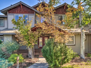 Bright Klamath Falls Townhome w/ Resort Perks
