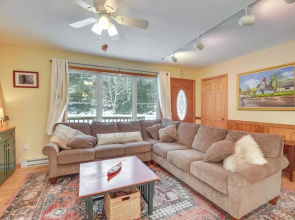 1 Mi to Sugarbush Resort: Dog-friendly Home!