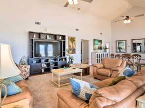 Walk to Ocean: Coastal Home in Crystal Beach!