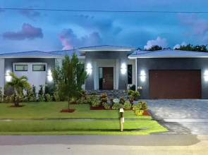 Beach 5 Min. Walk-Luxurious Modern Pool Home