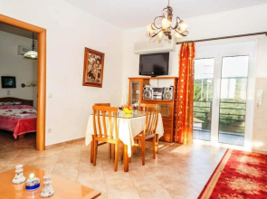 Seaview flat in an olive grove by the beach