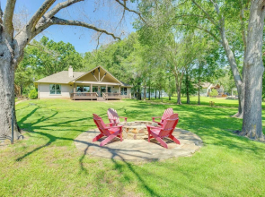 Views & Private Dock: Lakefront Eustace House!