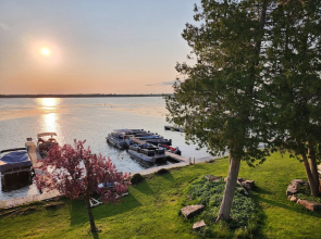 Myriad Fins Cottage and Marina