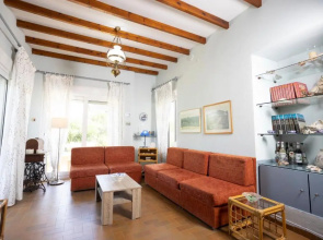 Villa Aurora – Beachfront, 2mins to Mamalouka and Blue Carpet