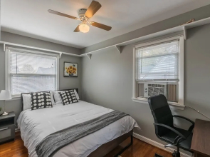 Gorgeous House with Pool Table 1 block to metro