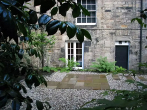 Beautiful New Town Studio, With Patio