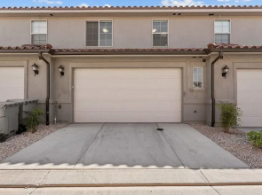 Lazy Poolside Oasis 3 Bedroom Home