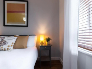 Black Moon 2 bed 2 bath Central location