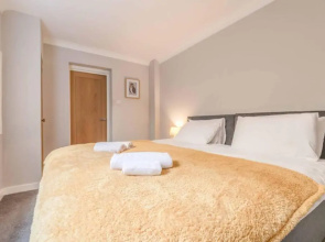 Stylish Apartment 5 Min Walk To Castle & Parking!