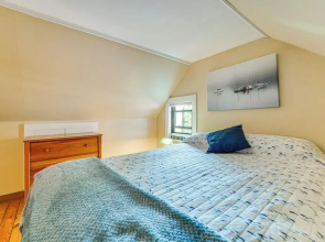 Charming Cottage w/ Patio, Walk to Boothbay Harbor