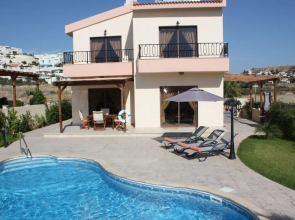 Seaside 2-bedroom Villa With Private Pool, Garden & Wifi Your Perfect Escape!